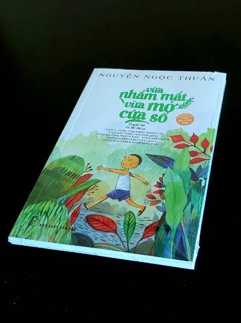 Lần đầu tiên nỗi buồn thêm chỉ cái chết được mô tả một cách không khoan nhượng trong văn học thiếu nhi Việt Nam. Đồng thời lại thấm đẫm tình yêu sự cảm thông và lòng trắc ẩn, cuốn sách được các nhà văn trong nước mệnh danh là "Hoàng tử bé" của Việt Nam.

Câu chuyện được bắt đầu bằng sự ra đời của một cái tên - như một âm thanh đẹp nhất - và kết thúc dưới bầu trời đầy sao. Nó lý giải tại sao khi những gì thân yêu của chúng ta ra đi thì cũng giống như việc ta cắt lia từng khoảng trời trong trái tim mình.

Các chương sách là những câu chuyện ẩn dụ về âm nhạc - *** vĩ đại nhất, về ngón tay - bài học thân thể và sự kiêu hãnh, về khu vườn - một đứa trẻ chỉ thật sự lớn lên khi chúng đi xuyên qua khu vườn, rồi từ đó nhận ra thế giới không bằng thị giác mà bằng sự trải nghiệm những giác quan khác có tính chất rộng lớn hơn... 
Cuốn sách đã nhận được vô số lời khen ngợi từ nhiều phía đã đưa tác giả, từ một họa sĩ trở thành một nhà văn được chú ý trên văn đàn. Không chỉ cho trẻ con, nó còn là tác phẩm viết cho trẻ con nhưng lại được người lớn tìm đọc nhiều nhất.