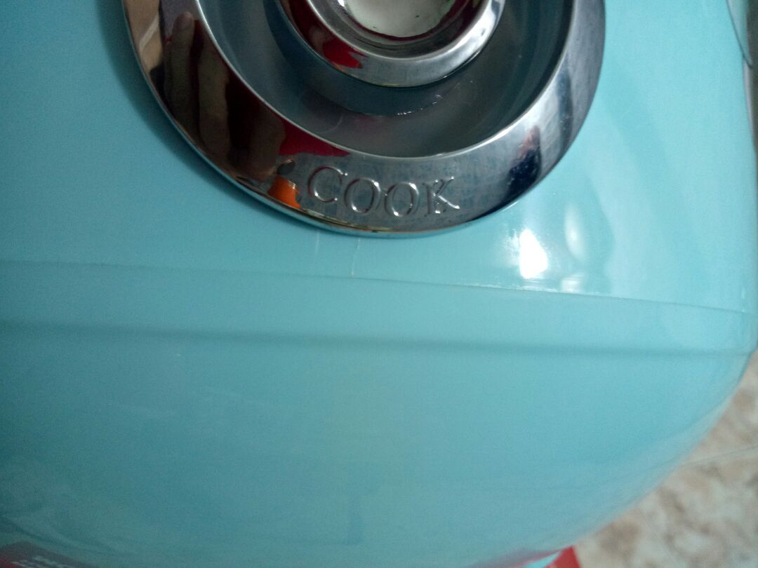 Mình vừa nhận được hàng,  rất háo hức vì trước giờ hàng tiki rất chất lượng và an tâm nhưng lần này sản phẩm lại có vết xước rất rõ ràng trên nắp nồi,  phía dưới nút bấm có khe nứt nhỏ. Nhìn xuống tem bảo hành dán giữa thân nồi và đáy nồi thấy có đường rạch ở giữa giống nồi như đã từng bị mở ra để sửa chữa.  thật sự rất thất vọng vì mình chưa bao giờ nghĩ tiki lại bán sp như vậy!!!