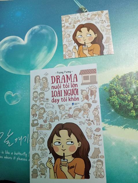 Cuốn sách với giọng văn hài hước, dí dỏm, đi kèm là những câu chuyện đời thường thú vị có, giật gân có, đương nhiên là chuyện "drama" cũng có luôn.
Tựa sách "Người tính không bằng Drama tính" của tác giả Pương Pương, mình sẽ tiếp tục tậu về trong thời gian tới.