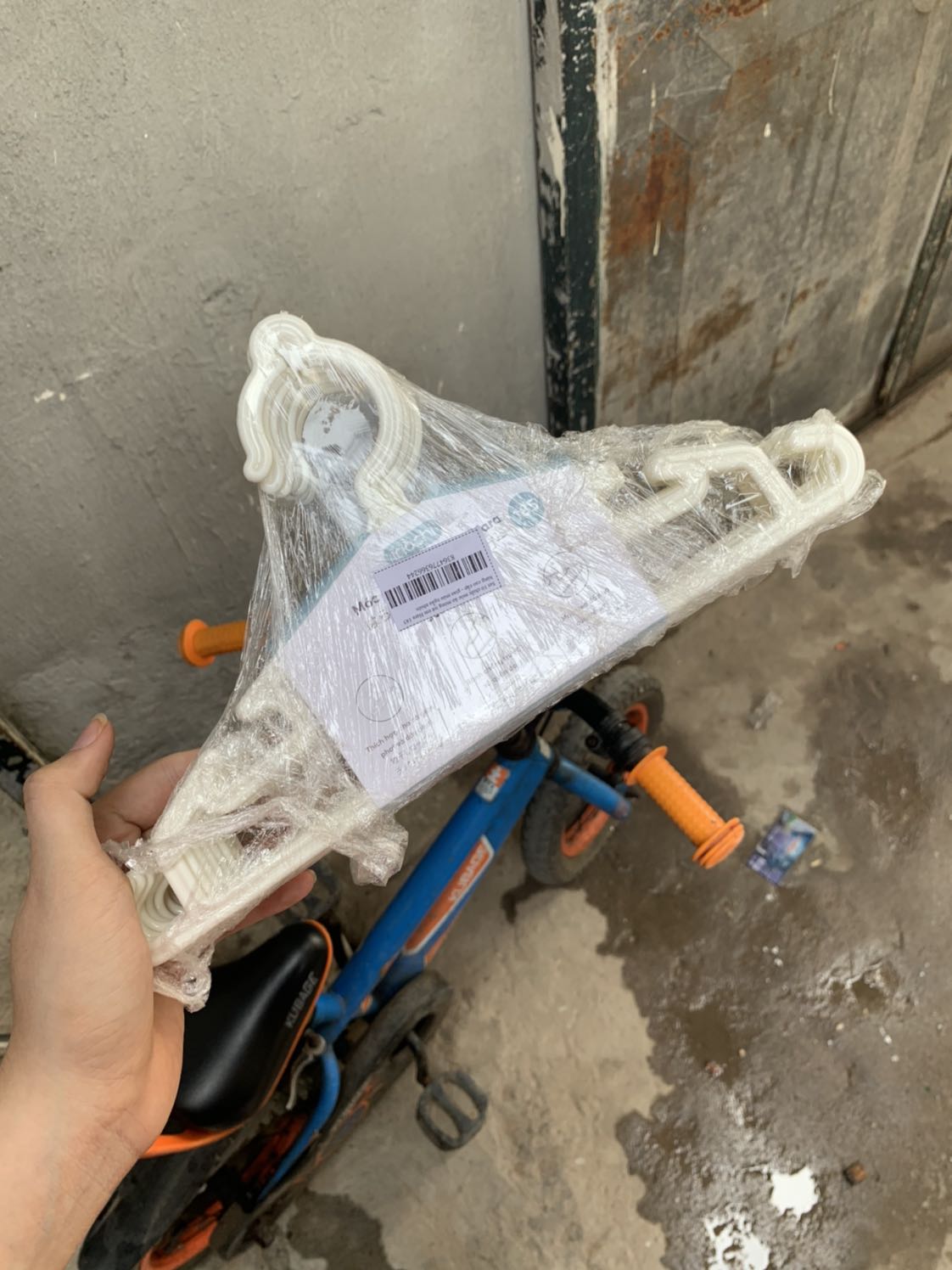 Loại móc trẻ em này cũng rất ưng ý luôn. Phơi áo bé ko sợ bay hay tuột