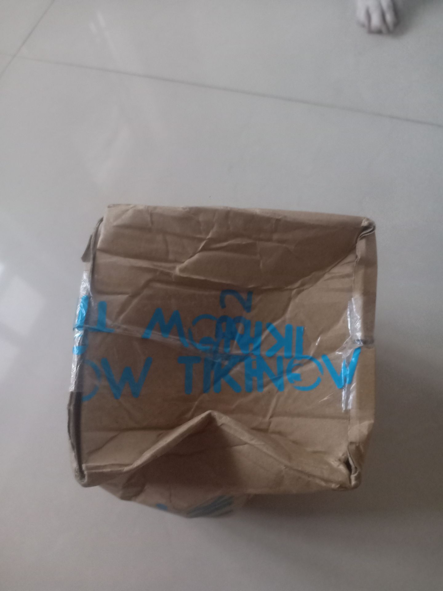 mình mua 2 hộp trên tiki rồi, 1 của Tiki Trading, 1 của LiDo shop. 
Về vận chuyển, bên LiDo shop hộp bẹp méo khá nhiều, nhg ko ảnh hưởng đến hộp hàng, ship nhanh. 
Về chất lượng sản phẩm, thì mùi cafe tự nhiên thơm lắm, lại thêm bơ cacao, cảm giác đang mở hộp kẹo ra ấy. sử dụng massage cơ thể rất thoải mái, tắm xong da mềm, thoang thoảng mùi cafe nè.