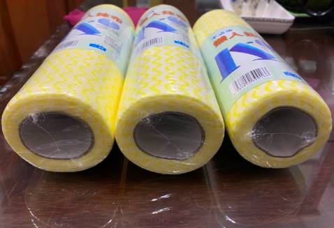 Khăn mỏng và nhỏ, màu vàng. Không giống loại cũ từng mua màu xanh bản to gấp đôi và dày hơn.