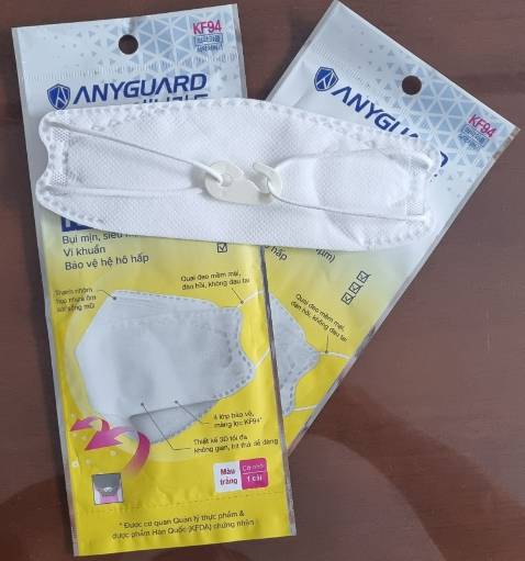 1.  Thiết kế: khá đẹp, sản phẩm thực giống với hình ảnh quảng cáo.
2.  Chất lượng vải: vải không tưa sợi, có lẽ vì thế mà KHÔNG nghe bé phản ảnh bị cảm giác ngứa. Khẩu trang phủ khá kín, ôm sát mặt bé, có móc cài phía sau giúp dễ thay đổi độ chặt của khẩu trang.
3.  Khả năng hô hấp: tương đối dễ dàng. Trong phòng học máy lạnh, bé mang khẩu trang học suốt buổi vẫn bình thường.
4.  Khả năng chống bụi: chống cát bụi thông thường tốt, còn chống bụi mịn, siêu mịn thì chỉ có máy mới đo được, người sử dụng thông thường chỉ có thể tin hoặc ko tin vào tổ chức kiểm định thôi.