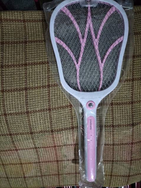 Sản phẩm giống như mô tả. Kính đèn và thân vợt bị trầy nhẹ