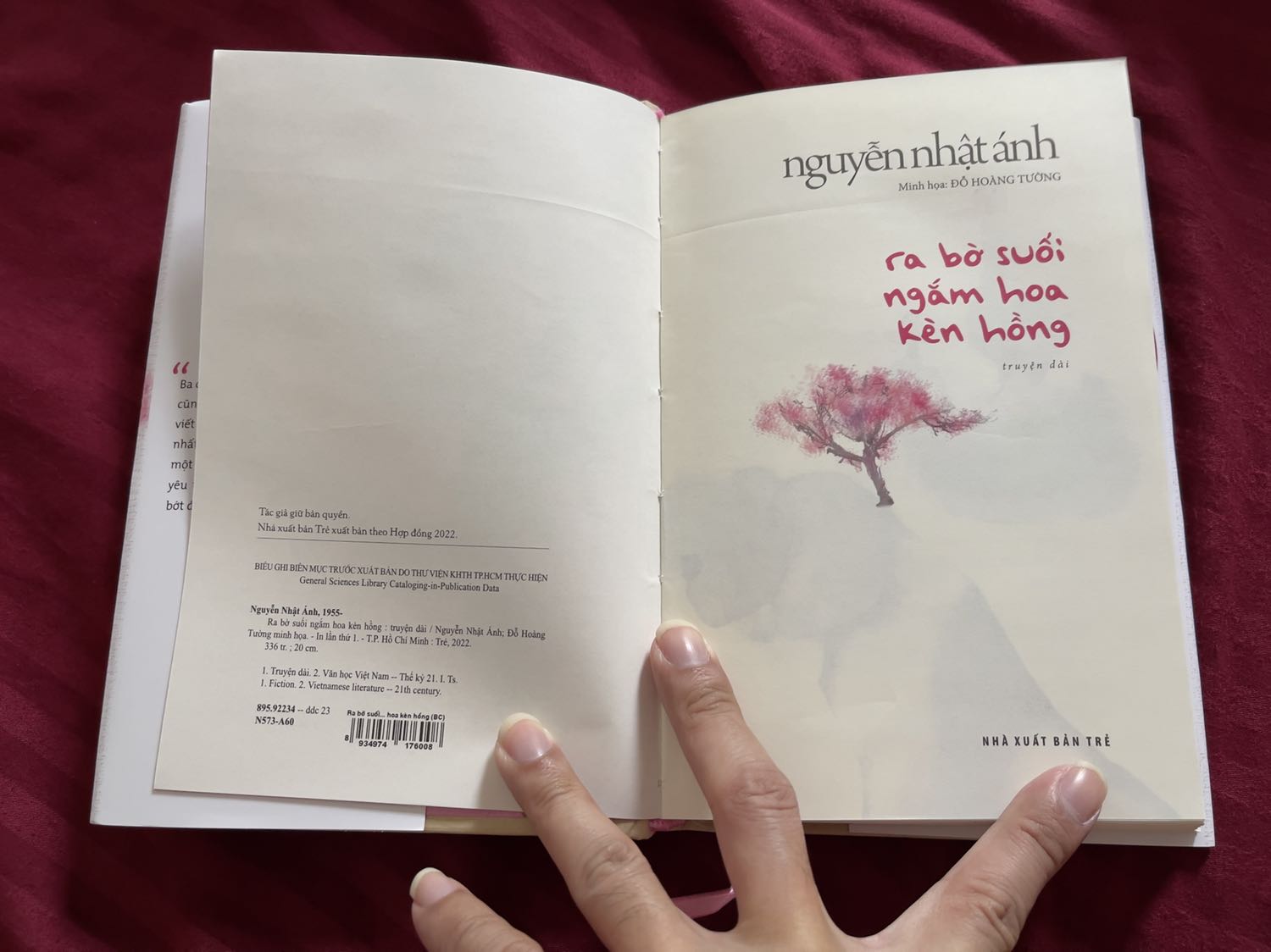 Sách ở thực tế đẹp hơn so với tuởng tuợng, hàng giao đúng mô tả bao gồm 1 sách, 1 bìa phụ, 1 thiệp thơ hình trái tim, 1 tấm đánh dấu sách in 2 mặt, 1 quyển sách tặng kèm khổ nhỏ, tất cả đuợc bao bọc gọn gàng; bên trong sách bị vài vết hằn ở vài trang đầu không biết là tại sao? Mùi giấy thơm mới, cách trình bày chỉnh chu thấy có minh hoạ bằng tranh màu nữa, còn về nội dung thì chưa đọc nên chưa thể đánh giá; nhân viên giao hàng đúng giờ, thái độ lịch sự.