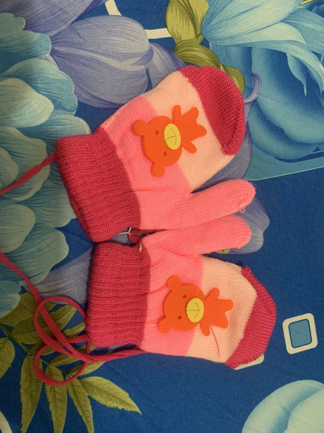 Bé nhà mình bé trai, shop gửi đôi màu hồng của bé gái, giờ mình muốn đổi lại màu xanh hay màu nào dành cho bé trai cũng đc. Sp giao không giống như mẫu quảng cáo.. Đề nghị shop nên để thêm lựa chọn là trai/gái để giao hàng cho chuẩn hơn nhé