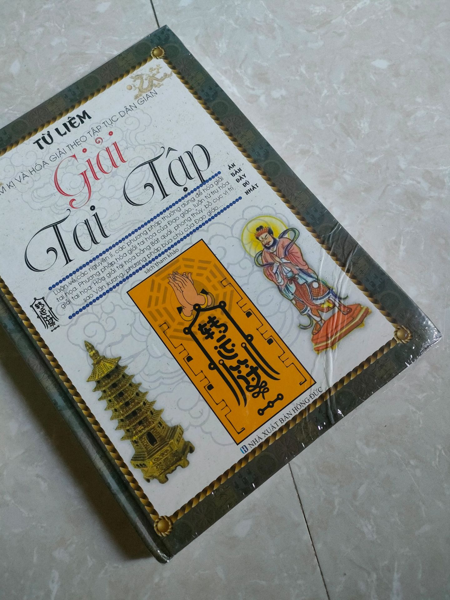 đóng hàng không có bìa coton  nên làm hỏng cả cuốn sách. Gãy cả bìa cứng nhìn bực mình ghê á