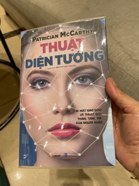 Tiki giao hàng rất nhanh mặc dù có bookcare, sách mới tinh. Nội dung thì chưa đọc!