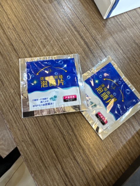 Viên sủi này mình đã sử dụng rất nhiều ròi nên ko cần bàn về chất lượng. Sử dụng tiện lợi, có thể mang đi mọi nơi mà ko cần phải nghĩ xem có bị tốn diện tích hay ko. Xịt lên gạt sạch trơn, 10 điểm cho sản phẩm