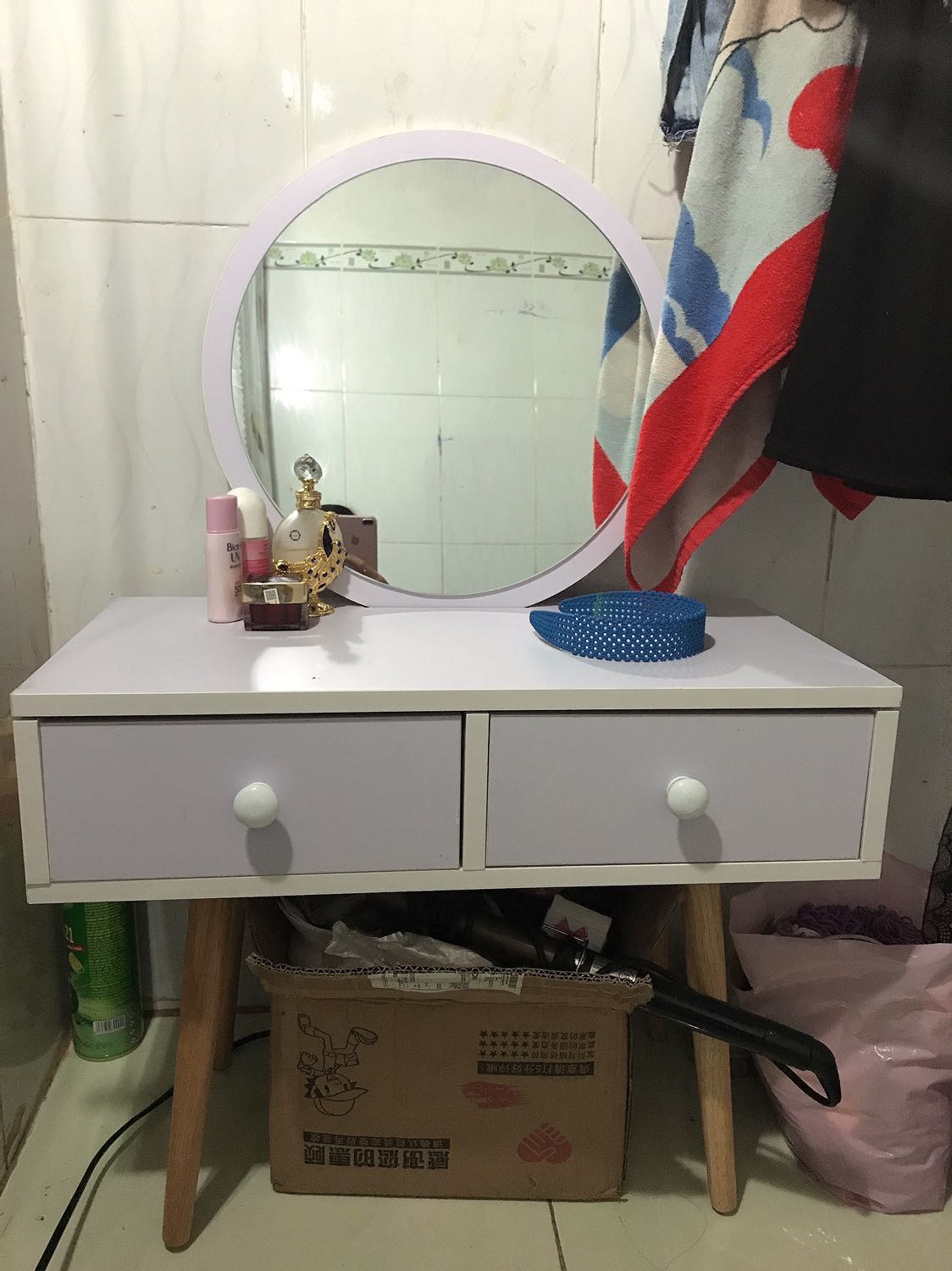 Lắp ráp hơi lâu. Phải có tua vít với búa mới được. Con gái lắp cũng dc nhưng đau tay. Nhưng mà đẹpppppp. Nên mua nha. Vận chuyển cũng okie. Cứ sợ bị bể cái gương may mà không sao