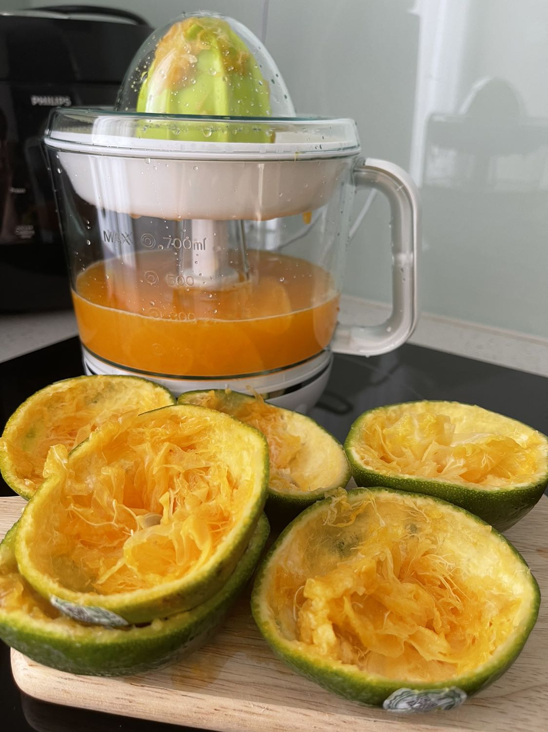 Một sản phẩm tiết kiệm thời gian sinh hoạt: thao tác đơn giản, các tép cam được lấy sạch nước và sạch sẽ hơn so vs việc vat cam bằng tay . Dung tích khoảng 7 qua cam sành: 700ml . Vệ sinh máy nhanh , chỉ cần đưa thiết bị dưới vòi nước là đu sạch. Tiki đã trở thành người bạn thân thiết của gd tôi, luôn mang đến những sp vs giá tốt. Cảm ơn!