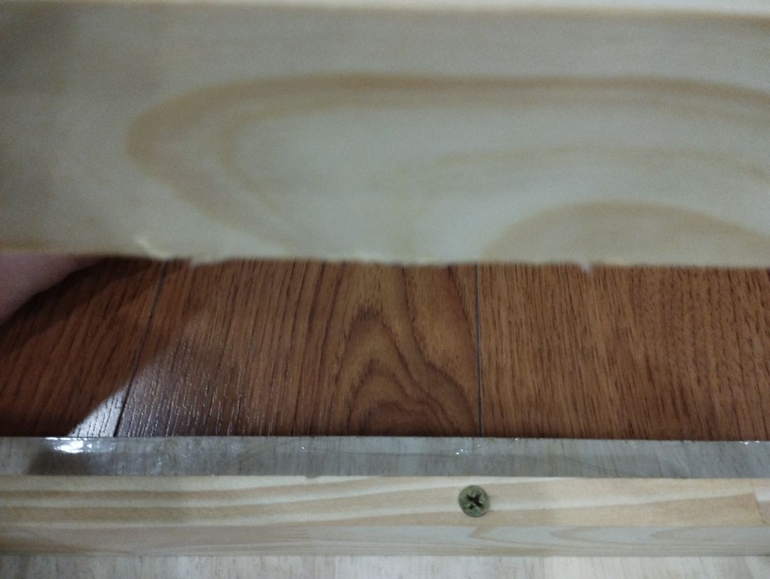 cho mình hỏi sao cái bàn này lại đem đi bán đc vậy ạ? vs giá tiền này thì mình cx ko hi vọng j nhiều nhưng cái mình nhận đc là mấy thanh gỗ gắn tạm bợ vào nhau, cạnh bàn mình phải dán băng dính lại vì vẫn còn những cái dằm gỗ lởm chởm. Những cái ốc gắn chân bàn còn chưa đc vặn chặt vào, đinh đóng chân bàn lòi hẳn ra ngoài. Nhà mình mà có trẻ con thì ko cẩn thận còn gây thương tích cho trẻ. Mình rất thất vọng vì món hàng này.