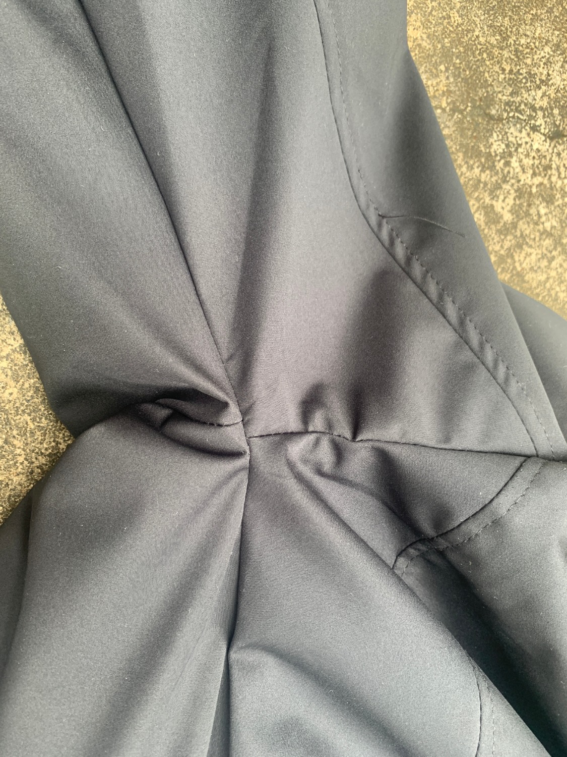 áo may lỗi rất nhiều nhất là cánh tay, chỉ áo chưa cắt hết còn lại rất nhiều . Khóa áo rất khó sử dụng rất dễ hư. áo này chỉ mặc đi làm thôi ae nhé. Giao hàng thì lâu.Hãy cân nhắc ae nhé.