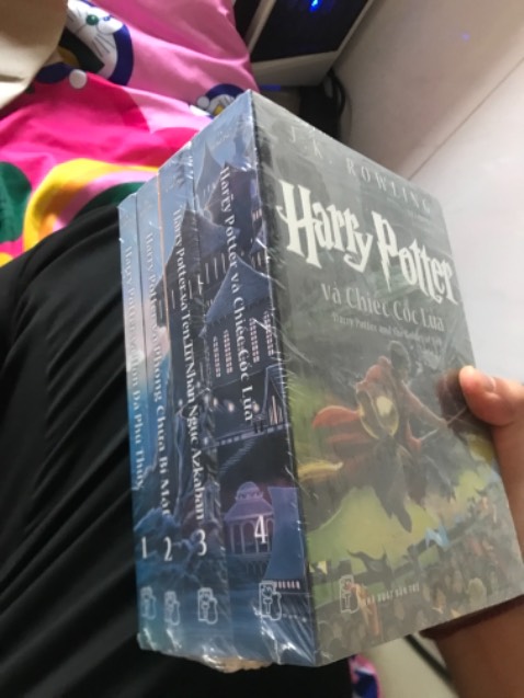 Vừa mới đặt hôm qua nay đã có. Mình đọc nhận xét của mọi người thấy đa phần là nói về cách đóng gói với trang sách bị dơ. Bản thân cũng hồi hộp vì sợ sẽ bị giống như vậy, vì mình mua để tặng nhưng may mắn là sách đc bọc kĩ với lót giấy. Tuy chỉ có hơi tróc phần góc lên 1 tí.