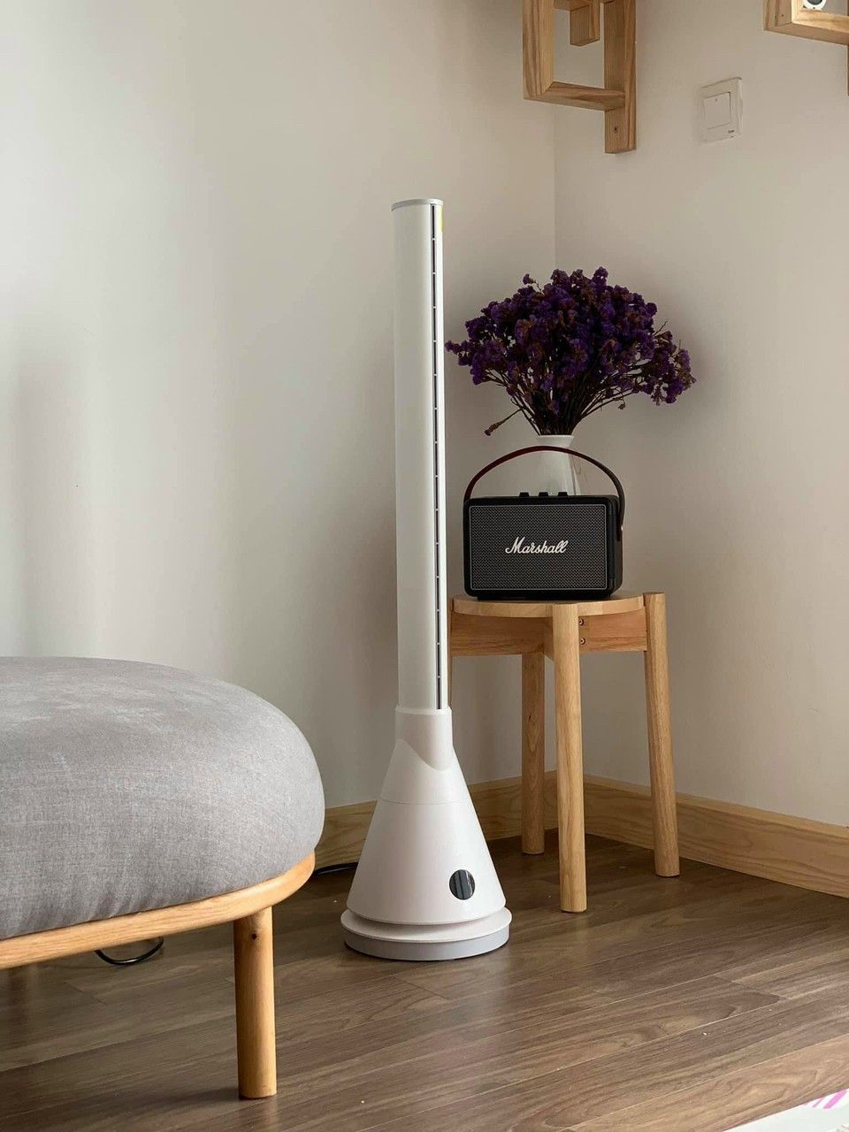 Sau khi nhận hàng và đã trải nghiệm khoảng 10 ngày thì mình mới quay lại để feedback. 
thiết kế thì đẹp bất ngờ, quạt đưa vào phòng chuẩn theo gu design phòng của mình luôn ấy. Nếu để đánh giá công bằng thì nó quạt mát cực tốt, gió còn mạnh hơn cả cái quạt của Dyson trong khi giá thì tốt hơn hẳn. Chế độ sưởi thì mới bật thử chứ chưa có cơ hội trải nghiệm, mong có đợt rét nàng Bân để còn thử. mà hay cái là quạt này gió mát thoải mái chứ không thốc thẳng vào người như quạt có cánh truyền thống nên không bị mệt sau khi ngủ dậy. Nói chung thương hiệu Ultty mình từng mua sản phẩm trước đây rồi và đánh giá chất lượng lẫn thiết kế đều tốt, ai có ý định mua không cần đắn đo nhiều đâu. Sau khi nhận hàng và đã trải nghiệm khoảng 10 ngày thì mình mới quay lại để feedback. 
thiết kế thì đẹp bất ngờ, quạt đưa vào phòng chuẩn theo gu design phòng của mình luôn ấy. Nếu để đánh giá công bằng thì nó quạt mát cực tốt, gió còn mạnh hơn cả cái quạt của Dyson trong khi giá thì tốt hơn hẳn. Chế độ sưởi thì mới bật thử chứ chưa có cơ hội trải nghiệm, mong có đợt rét nàng Bân để còn thử. mà hay cái là quạt này gió mát thoải mái chứ không thốc thẳng vào người như quạt có cánh truyền thống nên không bị mệt sau khi ngủ dậy. Nói chung thương hiệu Ultty mình từng mua sản phẩm trước đây rồi và đánh giá chất lượng lẫn thiết kế đều tốt, ai có ý định mua không cần đắn đo nhiều đâu.