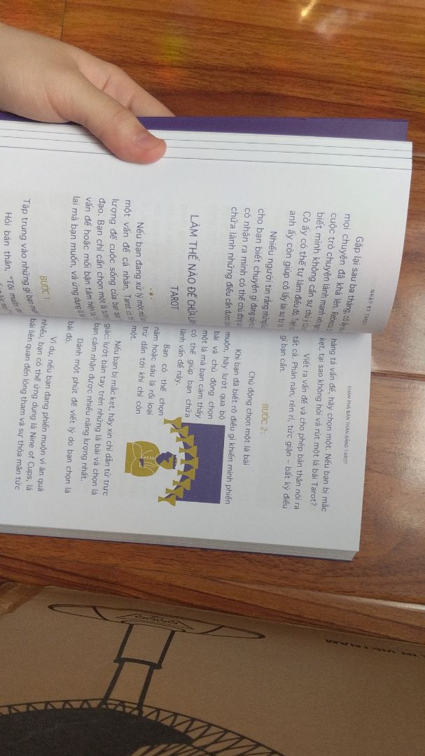 Sách đẹp, giấy in mượt, màu sắc rất bắt mắt, còn trong bao kính. Tuy nhiên, chỉ bỏ cuốn sách vào hộp hàng mà không có chống sốc, sách thích bay đi đâu thì bay trong hộp. Mình ở tphcm nên giao nhanh được, sách không hư hại nên vẫn chấm 5✨