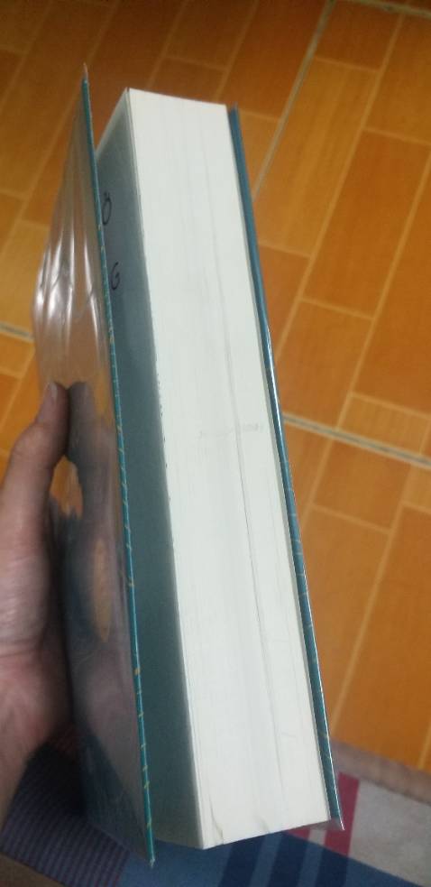 Sách có hơi cũ và hơi bẩn 1 chút nên mình đã mua bao để bọc lại
