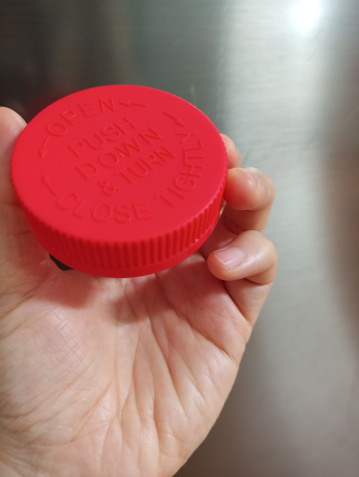 Hàng được bọc gói cẩn thận, hạn sử dụng đến tháng 10/2023 thì OK nhưng nắp lọ bị hỏng không ấn xuống và vặn được bình thường