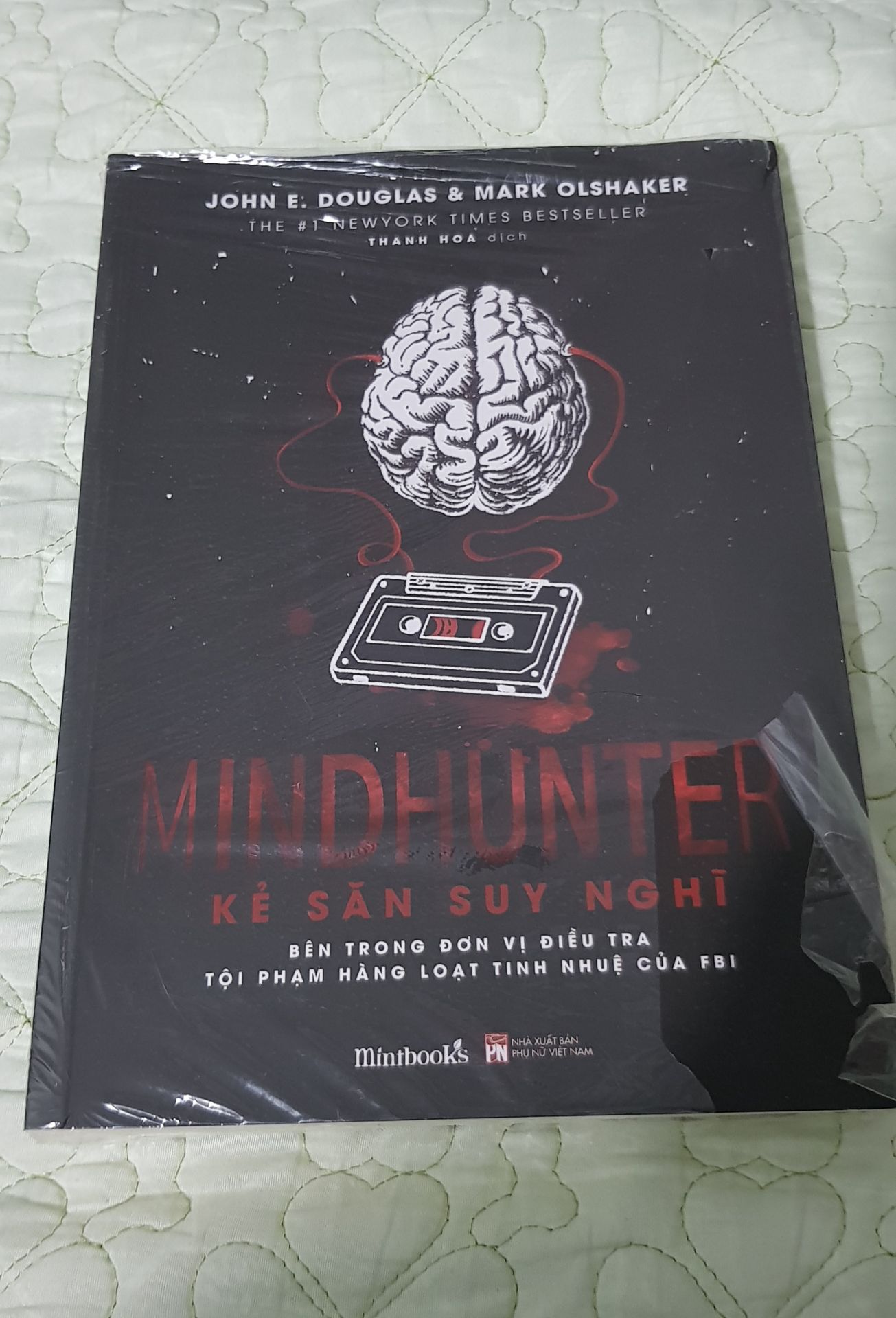 Sách còn màng co, hơi gập chút ở góc.
Nội dung khá cuốn hút, dễ đọc vì dịch rất mượt, có chú thích rõ ràng cụ thể. Cuốn sách kể về các vụ án từ những năm 80 mà với sự góp công đáng kể của bộ phận phác họa chân dung tội phạm trong cơ quan FBI. Sách đã được chuyển thể thành phim, khá sát với sách.