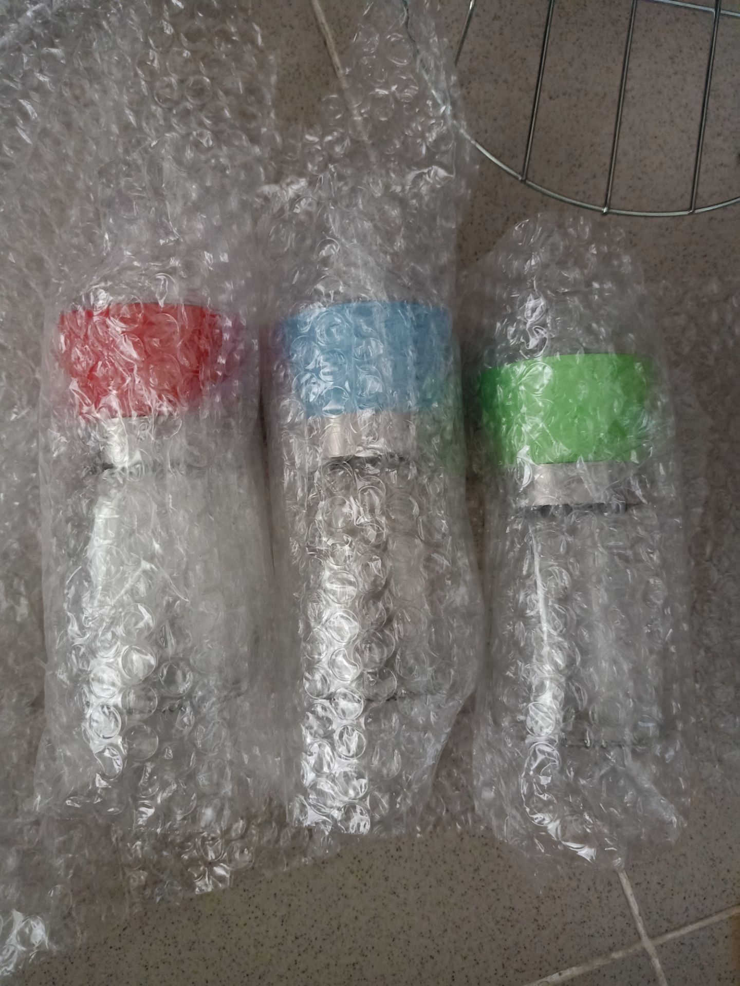 Hàng không giống quảng cáo, nắp vặn inox mà giao hàng nhựa, *** người, đề nghị TiKi không hợp tác nữa, để người mua không bị ***.