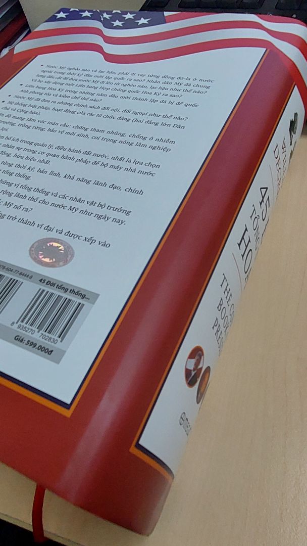 Được cập nhật liên tục, đây là một tác phẩm lịch sử_ tiểu sử kỳ công cho thấy phần nào bức tranh chính trị đầy màu sắc của Hoa Kỳ.