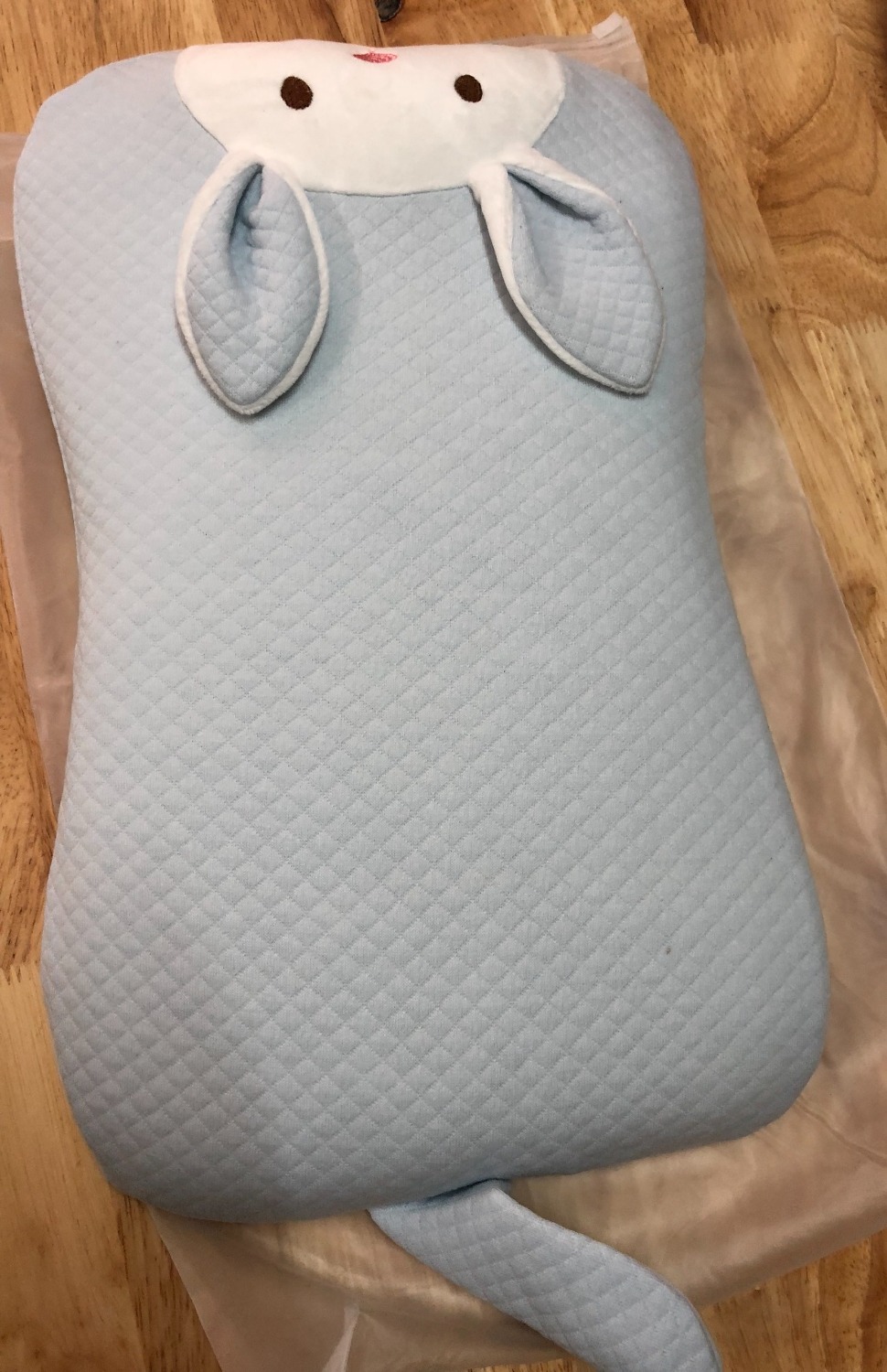 Gối dễ thương lắm, màu nhã nhặn, con rất thích luôn. Gối thoáng, mềm mại lắm. Con nằm cao vừa phải, ngủ ngon, sâu giấc