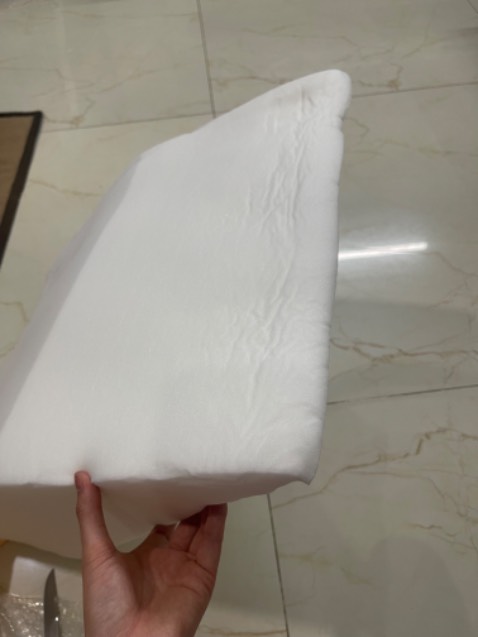 Mình không biết đây là hàng thật hay giả lun. Cảm giác không xứng với giá tiền. 
-Vỏ lùng bùng so với thân gối
-Gối móp méo, bên cao bên thấp
- Thùng đúng gói chỉ là hộp carton sơ sài