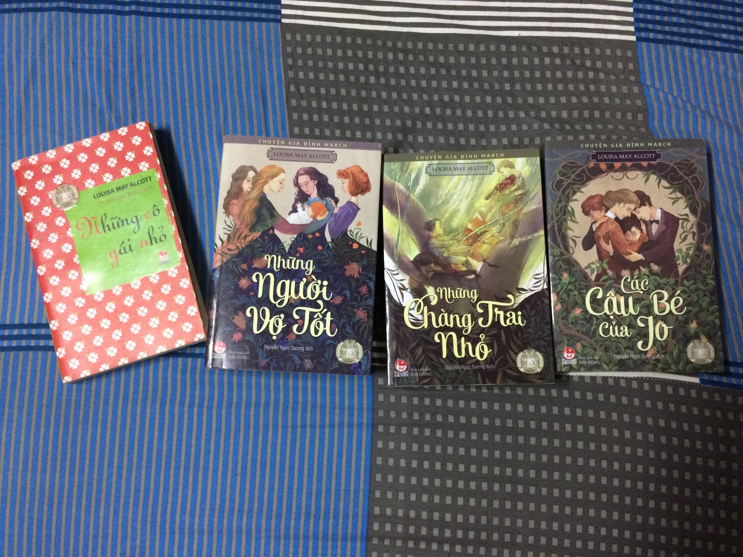 Mình mua ba quyển: Những người vợ tốt, Những chàng trai nhỏ và Những cậu bé của Jo. Không bàn đến nội dung sách. Tiki giao hàng nhanh. Điểm trừ là sách hơi cũ, có vài vết bẩn nữa. Chắc do sách ít người mua nên hàng tồn kho lâu rồi. Nhưng mình có thể thông cảm được việc này :))))
À hơi bên lề chút. Mình có một quyển Những cô gái nhỏ, xuất bản khá lâu rồi. Quyển đó khổ nhỏ mà cũng không dày lắm. Sau khi mua ba quyển còn lại thì mình hơi bất ngờ vì, sách dày quá :))))