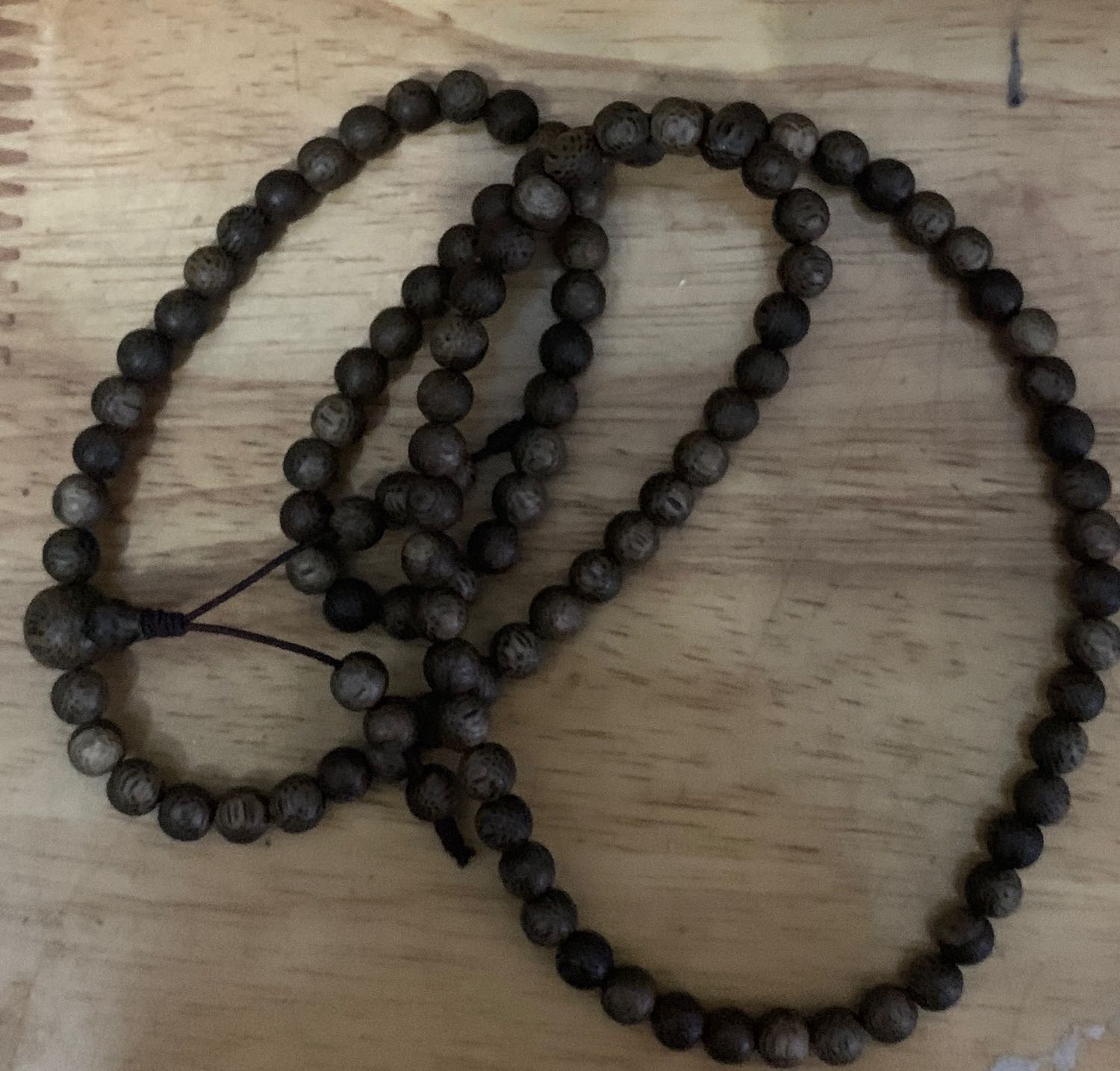 Sản phẩm có mùi hôi , không thơm dịu như trầm hương, tôi nghĩ sản phẩm có thể là giả trầm.