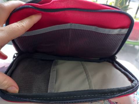 Túi may chắc chắn, nhỏ gọn mà nhiều ngăn, để được nhiều bút, thước. Gọn gàng tiện lợi lắm.