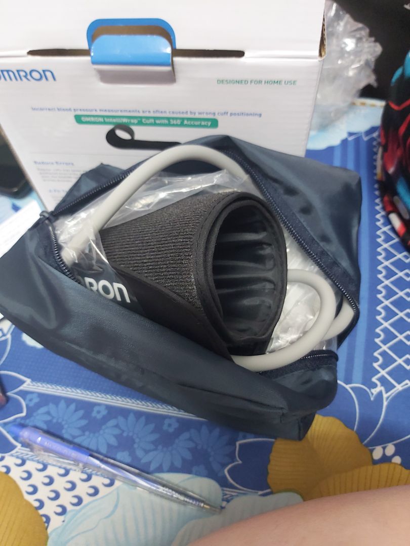 máy đo huyết áp HEM-7156chạy tốt, đo chính xác phụ kiện giao đầy đủ gồm bao vải thường, máy đo, vòng fit, 4 cục pin, phiếu bảo hành và hộp.