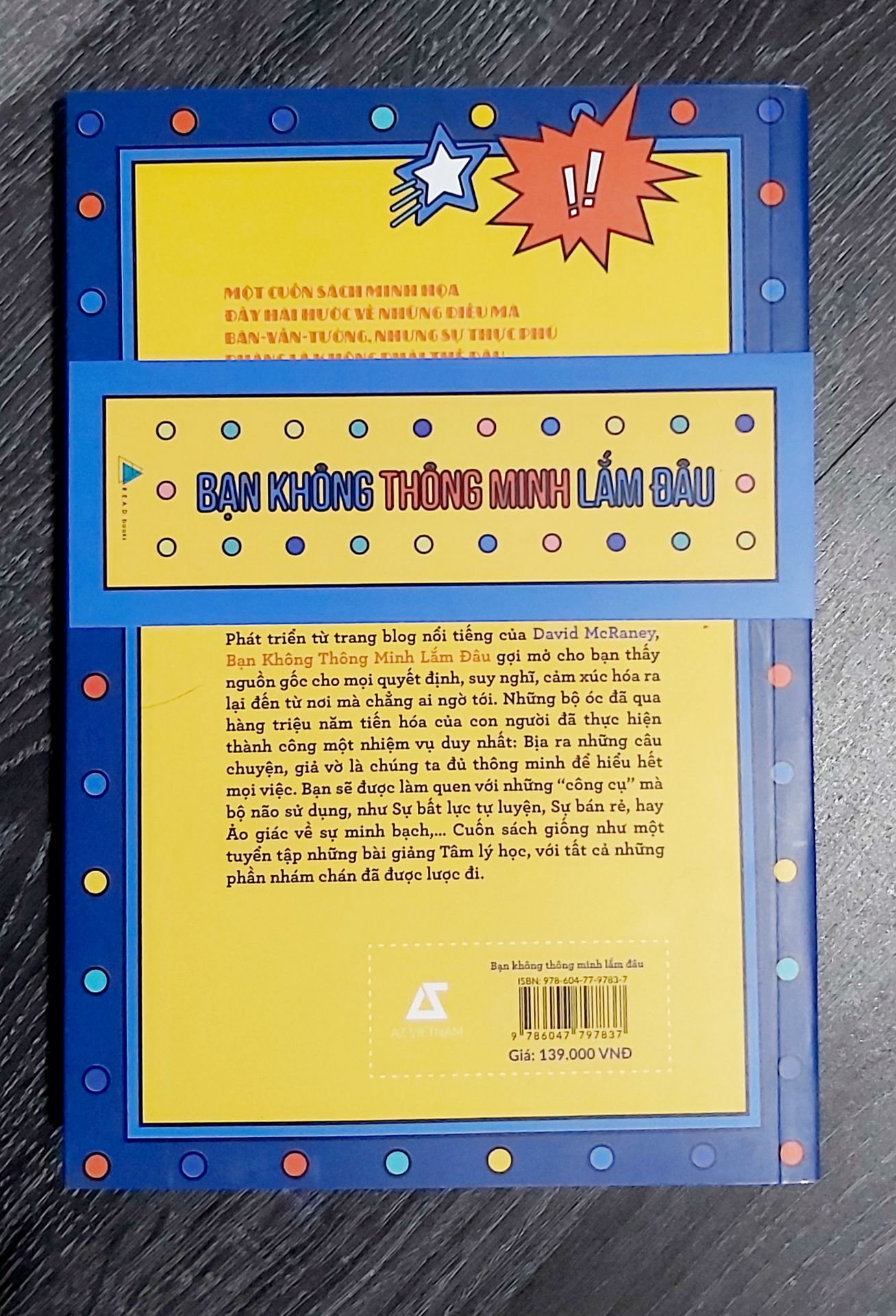 "Phát triển từ trang blog nổi tiếng của David McRaney, Bạn Không Thông Minh Lắm Đầu gợi mở cho bạn thấy nguồn gốc cho mọi quyết định, suy nghĩ, cảm xúc hóa ra lại đến từ nơi mà chẳng ai ngờ tới. Những bộ óc đã qua hàng triệu năm tiến hóa của con người đã thực hiện thành công một nhiệm vụ duy nhất: Bịa ra những câu chuyện, giả vờ là chúng ta đủ thông minh để hiểu hết mọi việc. Bạn sẽ được làm quen với những "công cụ" mà bộ não sử dụng, như Sự bất lực tự luyện, Sự bán rẻ, hay Áo giác về sự minh bạch,... Cuốn sách giống như một tuyển tập những bài giảng Tâm lý học, với tất cả những phần nhám chán đã được lược đi."