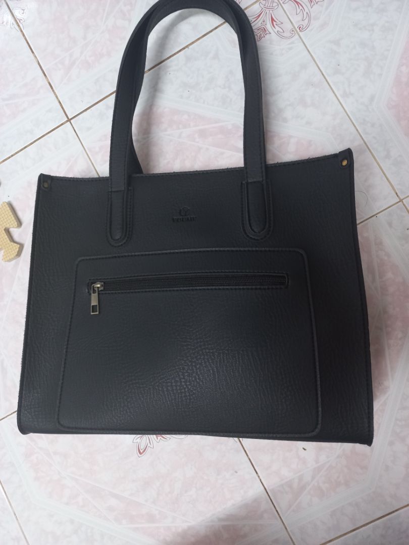 một thiết kế mộc. túi đứng form. không mềm rũ mất dáng. da tổng hợp dày. bên trong là vải nỉ dày. nhưng các cạnh của viền túi và cả dây quai không được bôi keo trơn nên khi xách túi sẽ có cảm giác không mềm mại ở dây quai. có lẽ vì đây là thiết kế theo phong cách simple. đóng gói chuyên nghiệp. giao hàng rất nhanh.