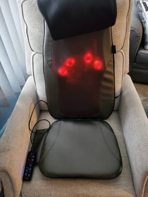 Giao hàng nhanh lắm, mình ở Hà Nội thì đặt hôm nay ngày kia đã nhận được hàng luôn, hộp đựng cái đệm thì được shop thiết kế riêng có đầy đủ thông số không như mấy shop khác lấy nguyên hộp từ nhà sản xuất TQ. Đệm thì da trơn mát, rất êm khi ngồi, chỉ may thì thấy gọn gàng, không biết có dễ bục hay không. Động cơ bên trong chạy êm mà rất mạnh, mình hơn 70 kg ngồi lên vẫn hoạt động tốt. Sau lưng đệm có dây để cố định lên ghế ngồi. Đánh giá là rất tốt!