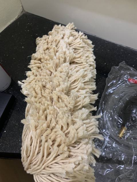 sản phẩm chất lượng đó, đúng như quảng cáo của shop, túi đựng tiện, bao bì nhãn mác đàng hoàng. Sợi chổi mịn có tẩm dầu, mang ra quét ô tô nhìn mới hẳn. 10 điểm