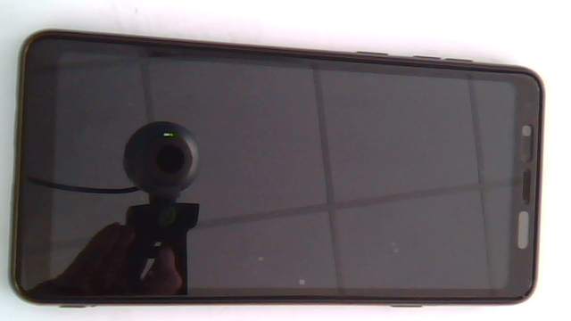 mình nhận hàng xong vội gỡ ra dán, không có miếng lau màn hình nên khi áp vào bị dính mấy hạt bụi, bị đốm, gỡ ra áp lại thì bụi dính vào mặt keo rồi. ko hài lòng