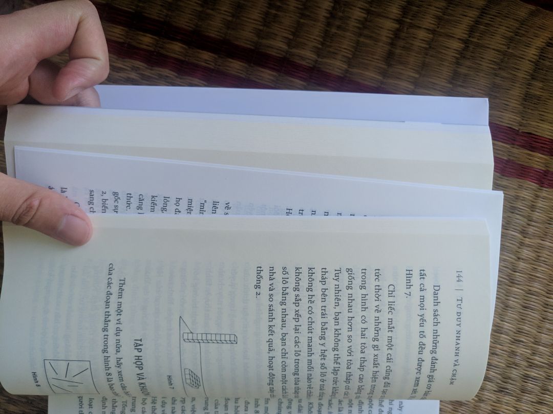 sách đóng trong hộp vừa khít lại không được bọc bảo hộ nên vận chuyển khiến sách bị va đập bị quăn bẩn góc sách.
chưa kể sách in lỗi hay thế nào mà lẫn lộn giấy trắng với giấy vàng ????