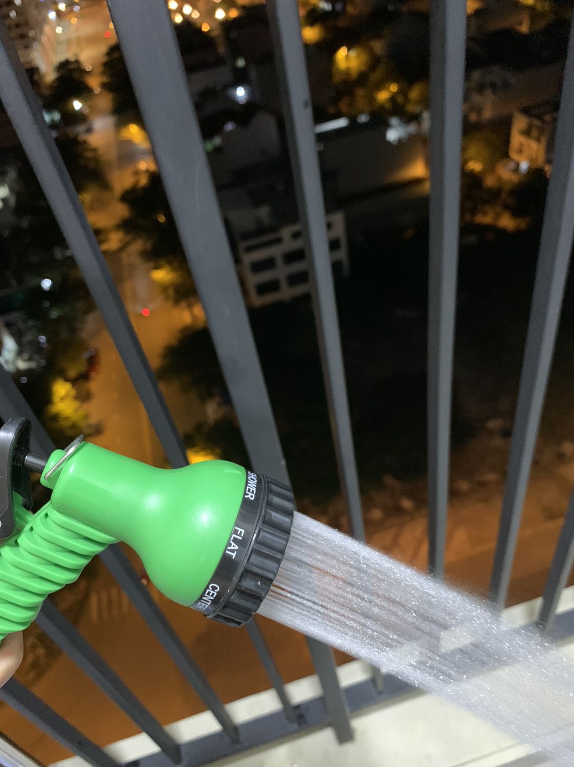 Ngon lành. Mình lắp vòi xịt này chỗ ban công. Tiện đủ thứ. Vòi có nhiều chế độ. Tưới cây, xịt mạnh. Mình hay dùng 2 chế độ này.