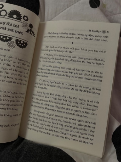 Mình chọn giao trong 2 tiếng nên đặt có luôn. Shipper nói chuyện dễ thương, đóng gói ở ngoài hộp thì gọn gàng nhưng bên trong thì không có giấy bọc nên ship xa dễ hỏng sách :( Về nội dung thì mình thấy qua những phần mình đã đọc thì thường bàn luận về những vấn đề rất gần với cuộc sống, ổn, mình chưa đọc hết nên chỉ nhận xét thế thuii kekee