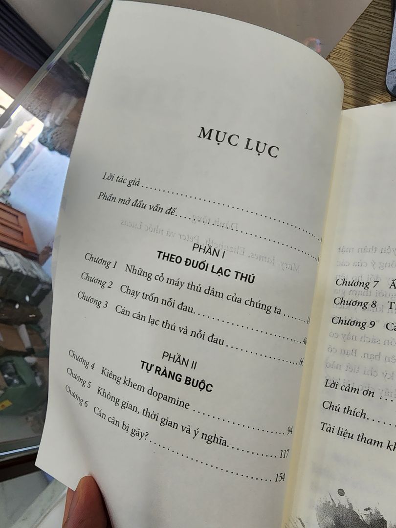 Sách này mở rộng tầm nhìn của tôi về hiện tượng nghiện và cách chúng ta liên tục theo đuổi niềm vui trong cuộc sống hàng ngày. Tác giả đã phân tích kỹ lưỡng về nghiện trong các hình thức khác nhau, từ cờ bạc, tình dục, trò chơi điện tử, cho đến nghiện mạng xã hội.

Điểm đặc biệt ở đây là cuốn sách không chỉ mô tả về nghiện, mà còn nêu bật sự nghịch lý của sự giàu có và hạnh phúc. Tác giả giải thích rằng, dù các quốc gia giàu có có xu hướng có tỷ lệ lo lắng và trầm cảm cao hơn, điều này không chứng minh rằng vật chất là nguồn gốc của hạnh phúc. Thay vào đó, việc liên tục theo đuổi niềm vui và thú vui dễ dàng có thể là nguyên nhân của sự *** khổ.

Cuốn sách cũng đưa ra những giải pháp khoa học và thực tiễn để kiểm soát thèm muốn, như kiêng cữ và tắm nước lạnh. Nó cung cấp thông tin sâu sắc về cách dopamine ảnh hưởng đến cảm xúc của chúng ta và làm thế nào để chúng ta có thể kiểm soát nó thông qua các hoạt động như nhịn ăn gián đoạn và tập thể dục.

Điều tôi thích nhất là cuốn sách không chỉ đưa ra vấn đề mà còn hướng dẫn cách thực hiện các biện pháp kiểm soát. Điều này giúp tôi hiểu rằng kiên nhẫn từ bỏ nghiện và duy trì các hoạt động đau đớn nhưng tốt cho sức khỏe sẽ giúp tôi hạnh phúc hơn trong dài hạn.

Tôi khuyên mọi người nên đọc sách này, đặc biệt nếu bạn đang tìm cách kiểm soát thói quen không lành mạnh và muốn hiểu sâu hơn về cách tận hưởng cuộc sống một cách lành mạnh.