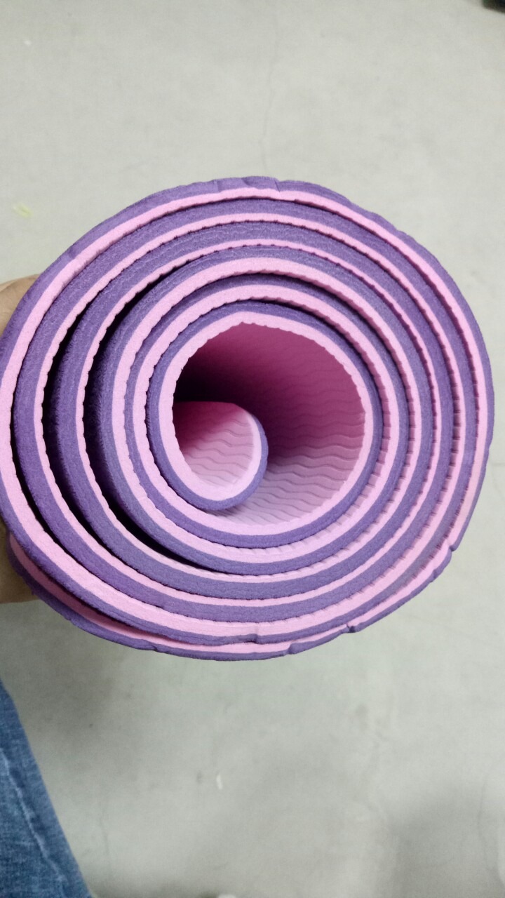 Sản phẩm giống như miêu tả, khi mở bên trong có 1 vết xước nhỏ, tuy nhiên k ảnh hưởng nhiều, sản phẩm không có mùi hôi, đúng thương hiệu Eco Friendly. túi đựng thảm đẹp. rất ưng ý. cám ơn shop.