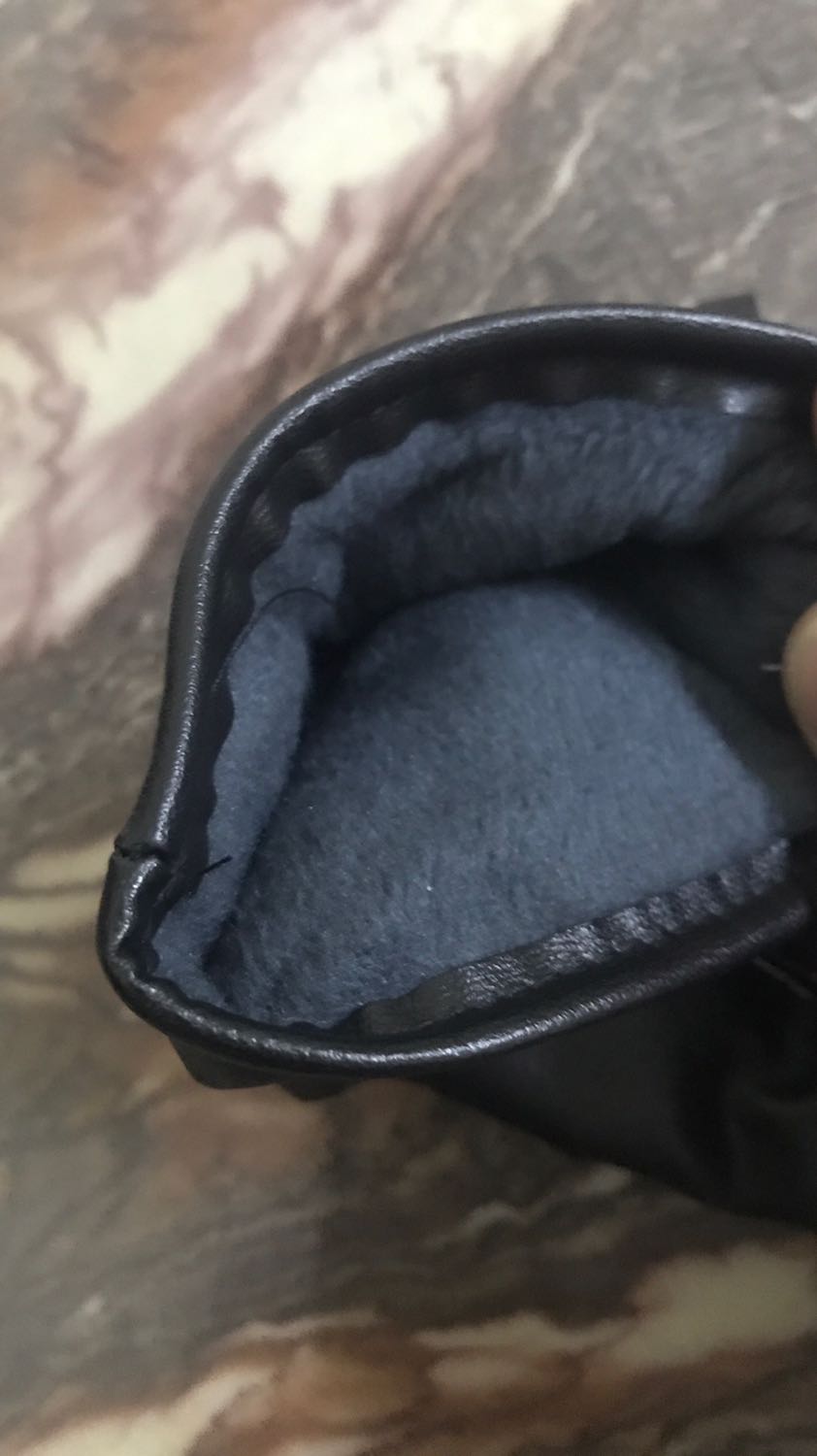 Găng tay da mềm. Bên trong có lớp lót mềm đeo thích ghê. Da chất hàng ok khỏi chê. Hàng mua trên tiki thấy chọn lọc hơn ít lỗi hơn các sàn khác. Càng mua càng thấy tin tưởng hơn. Ah sản phẩm vuốt điện thoại cảm ứng quá nuột luôn nữa ấy. Sẽ tiếp tục ủng hộ shop nếu có nhu cầu. Cảm ơn shop