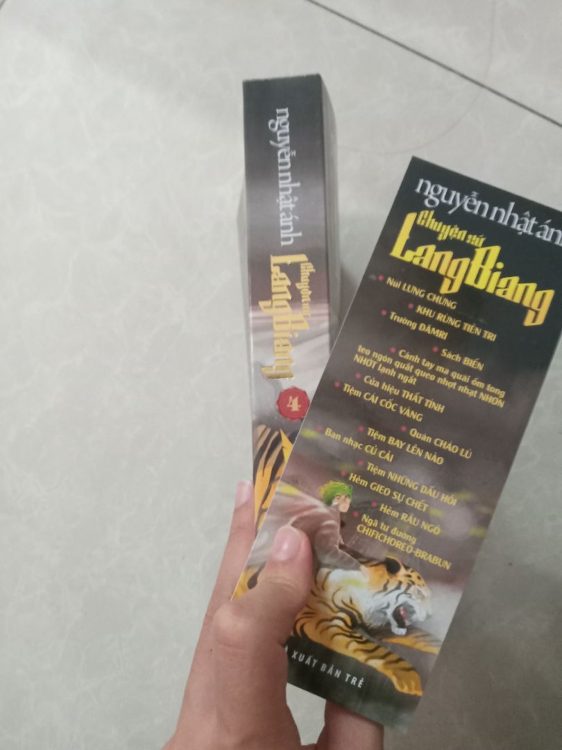 Đóng gói cẩn thận, giao hàng nhanh. Sản phẩm vẫn còn đóng giấy kín khi giao tới, giấy không bị nhăn, 10 điểm