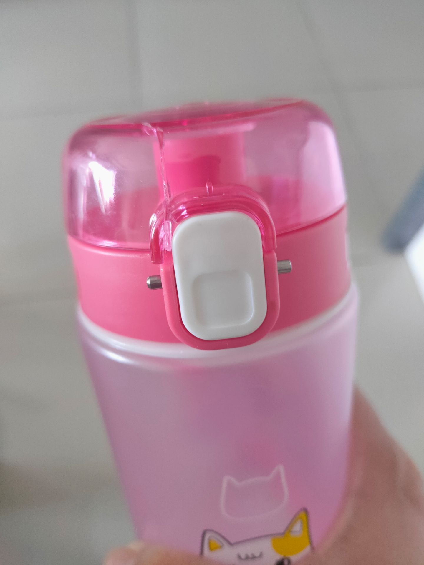 Đây là lần mua Tiki thất vọng nhất từ trc giờ. Hàng giao rất chậm, không nhận đươcj cuộc gọi giao hàng nhưng vẫn để thông tin giao không thành công lần 1, để rồi đến 3,4 ngày sau ngày giao dự kiến mình khiếu nại mới giao đến. Hàng giao thì hộp móp méo, may là bút bên trong k sao. Còn bình nước tặng thì dễ thuong, nhưng không cài khoá được vì bị nứt vỡ bên trên. Thật sự là của cho không bằng cách cho, hàng không bán được mới đem tặng khuyến mãi sao vậy??? Tôn trọng khách hàng chút nhé. Mình mua tiki