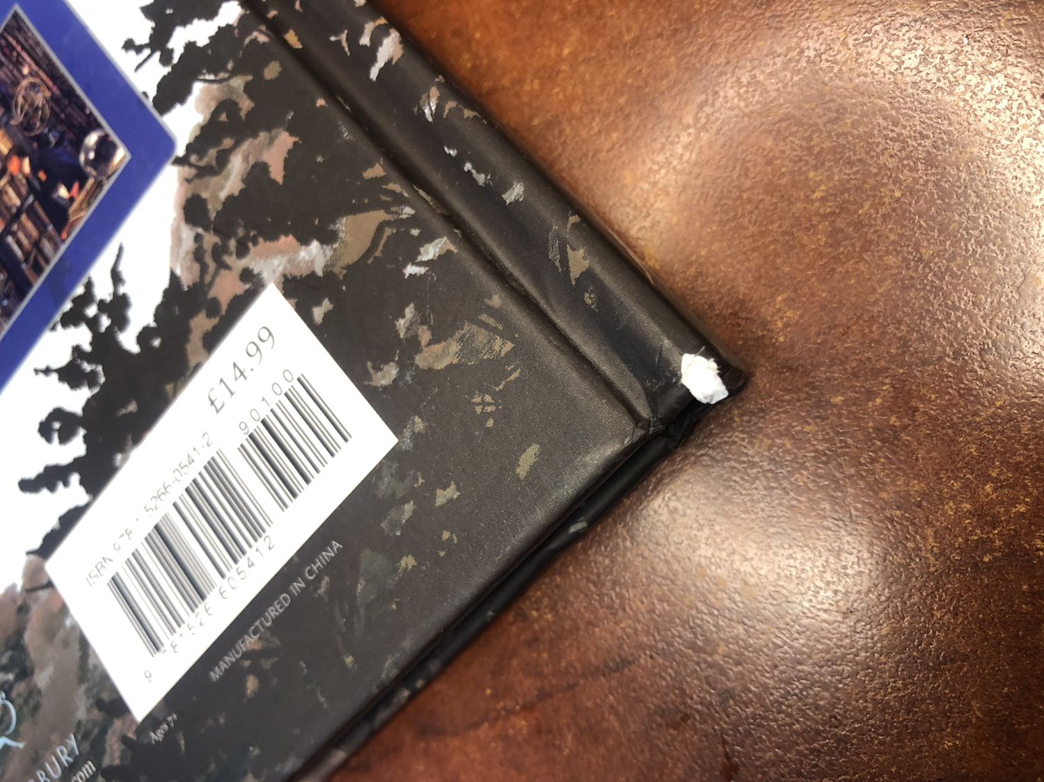 Sách gốc, bản in đẹp, mỏng và nhẹ. Tuy nhiên, lúc khui hộp ra có hơi thất vọng. Sách không được sạch sẽ: bụi bặm, giấy có chỗ dơ, gáy sách có chỗ sờn. Có vẻ như sách đã qua sử dụng và không được bảo quản kỹ.