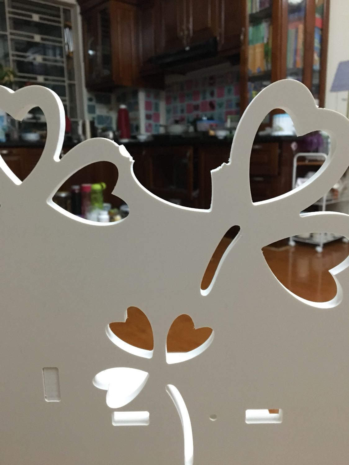 Lúc nhận được hàng đã thấy vỏ hộp bị bẹp 1 góc. Về mở ra đúng là bị vỡ 1 góc của hoa văn. Lúc nhận được hàng đã thấy vỏ hộp bị bẹp 1 góc. Về mở ra đúng là bị vỡ 1 góc của hoa văn.