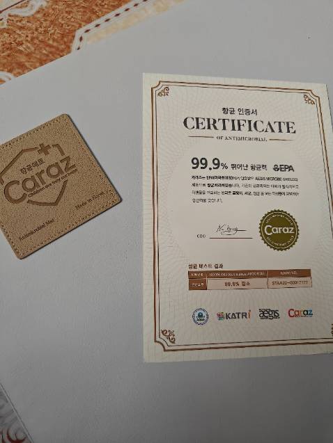 Thật sự phải nói rằng thảm quá xịn xò luôn! Chất liệu thảm dày dặn, cực kỳ đàn hồi và rất an toàn cho trẻ nhỏ. Mình không thấy thảm phát ra tiếng khi bé chơi đùa, điều này thật tuyệt vời cho những ai lo lắng về sự ồn ào khi bé hoạt động.

Bề mặt thảm còn được thiết kế chống trơn trượt, giúp cho thỏ nhà mình thoải mái bò và tập đi mà không cần lo lắng về việc trượt ngã. Mỗi lần bé vui vẻ chập chững những bước đi đầu tiên, mình lại thấy ấm lòng, tự hào và yên tâm hơn nhờ độ an toàn của thảm.

Một điểm cộng lớn nữa là thảm có thể gấp lại một cách dễ dàng khi không sử dụng, cực kỳ tiện lợi cho các bậc phụ huynh. Khi không cần dùng đến, mình chỉ việc gấp lại và cất gọn gàng, tiết kiệm không gian cho ngôi nhà.

Thảm chơi xếp gọn của Caraz vừa đẹp mắt mà còn cực kỳ chất lượng và tiện dụng. Mình thực sự rất hài lòng với sản phẩm này và khuyên các bậc phụ huynh nên thử cho bé yêu của mình!