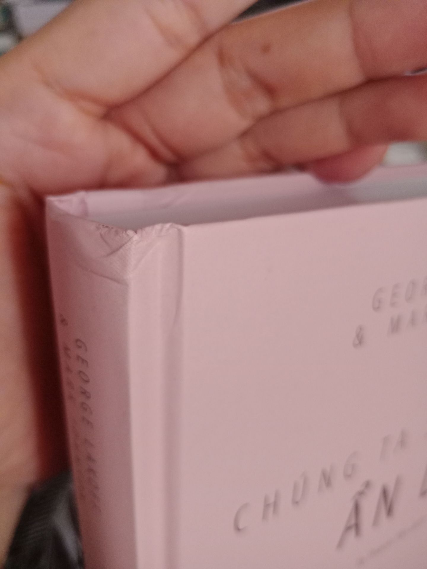 sách được đóng gói cẩn thận tuy nhiên vẫn không giữ được góc và gáy, bên trong có một trang bị lỗi rách