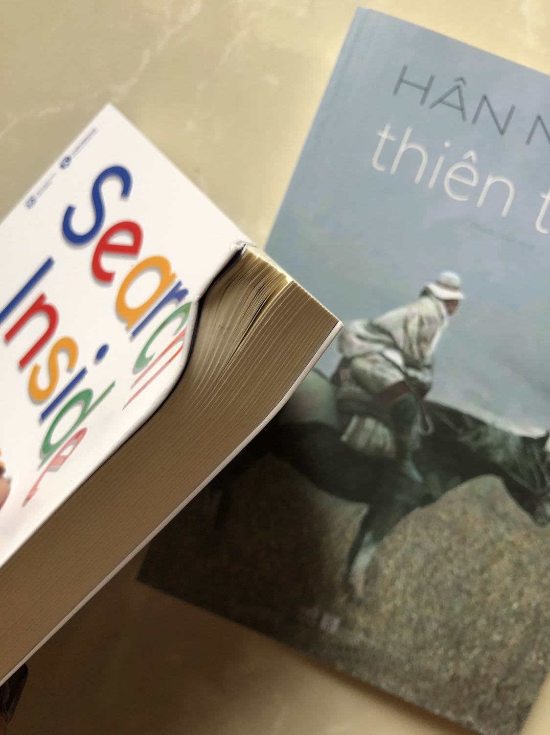 Mình rất giữ sách nên mình ghét cách đóng gói không hề có bọc xốp gì bên ngoài này. Trong quá trình vận chuyển kích thước hộp lớn hơn nên bị móp, làm sách bị móp theo. Sách mới nhưng bị quăn góc nhìn rất tức.
Còn về vấn đề bên ship của best express, chả hiểu mình ở hà tĩnh mà cho đơn này vào tận TpHCM xong lại quay trở về Vinh. Trong khi các đơn khác mình đặt đều chỉ đi thẳng từ HN -> Vinh.