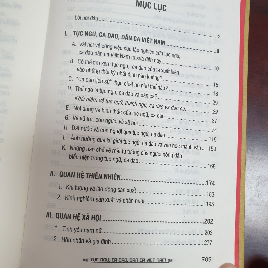 Sách hay. Qua nhiều lần chỉnh sửa và bổ sung cuốn sách đã hoàn thiện được phần nào những Tục ngữ, ca dao, dân ca hay của Việt Nam. Đặc biệt là tìm được gốc tích, hoàn cảnh ra đời và đôi khi là giải thích cặn kẽ việc sử dụng Tục ngữ, ca dao trong hoàn cảnh nào là phù hợp. Với một xã hội thông tin tràn gập như ngày nay, lượng thông tin đa chiều và nhiều nguồn, nhiều lĩnh vực mỗi ngày một tăng thì giá trị cuốn sách này càng phải nên đọc.